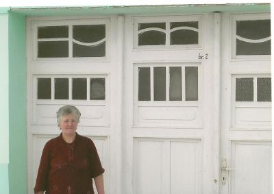 Růžena utanför huset där familjen bor. Růžena utanför huset där familjen bor.